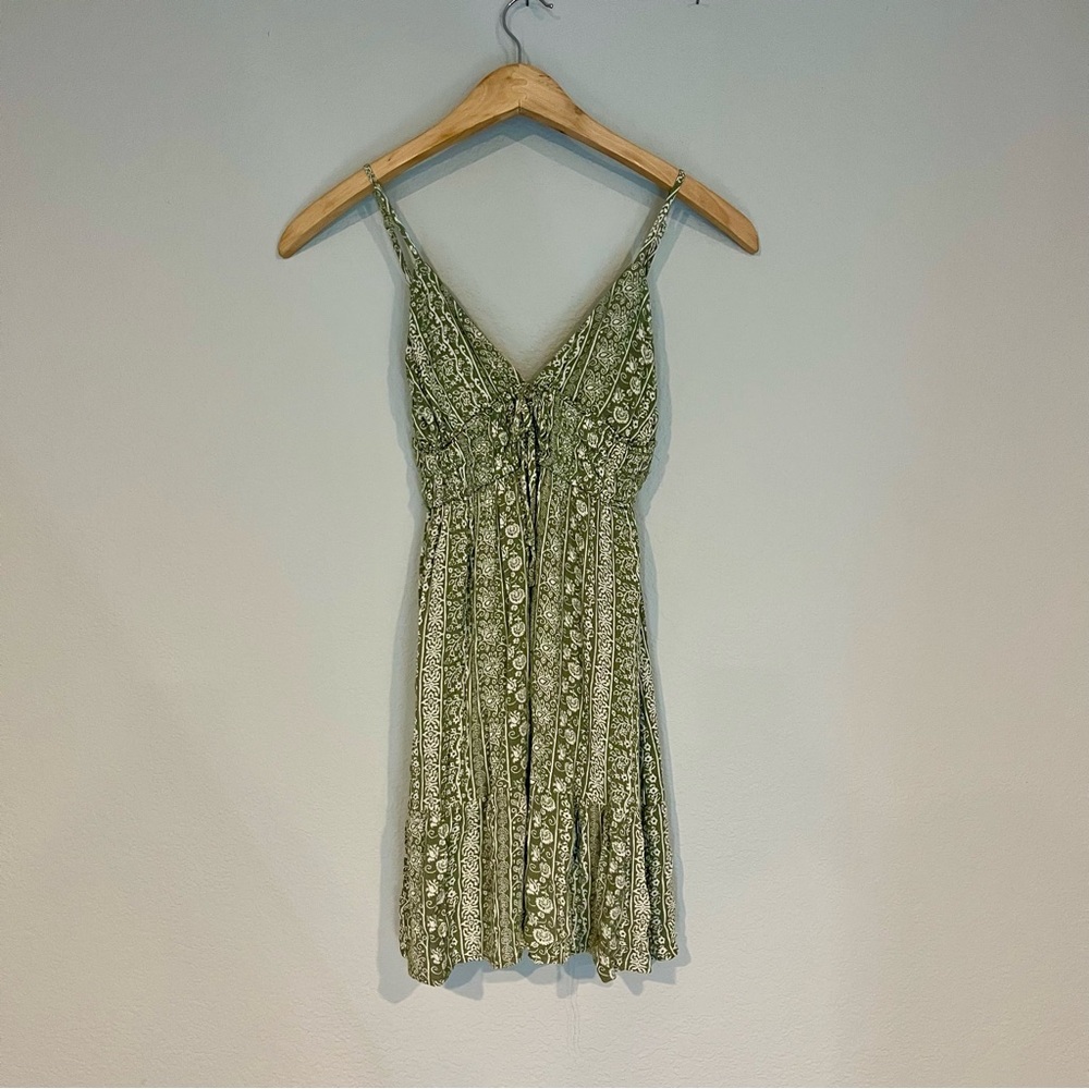Streetwear Society Woman’s Green flowy midi bohemian v-neck dress size Small